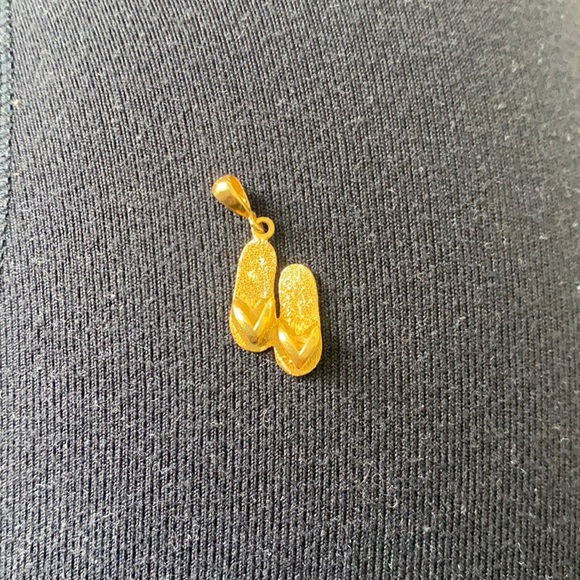 vintage 18k gold pendant/charm - Picture 1 of 4